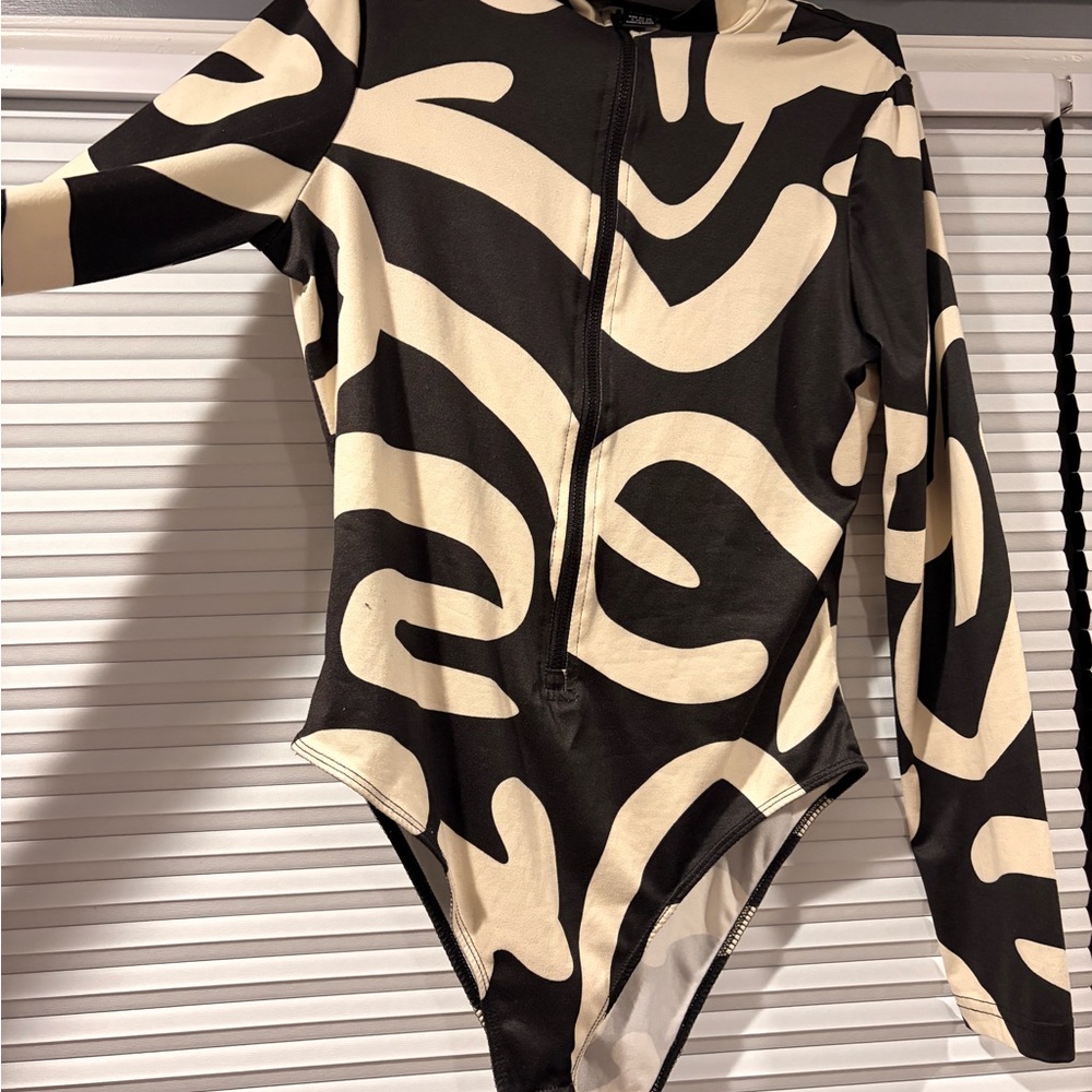 SHEIN Black & Cream Long-Sleeve Zip Front Bodysuit